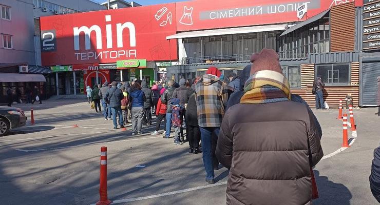 Киевляне жалуются на пустые полки в магазинах - соцсети