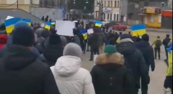 В захваченном Купянске жители устроили митинг с флагами и гимном