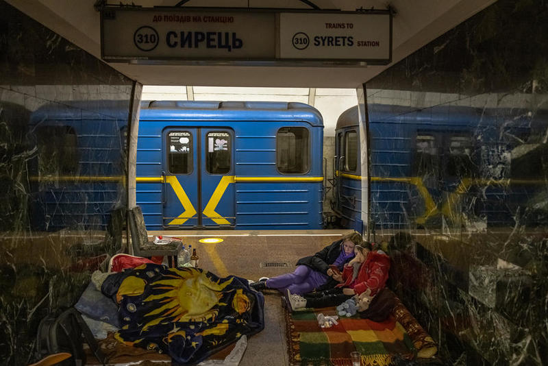 Что происходит в метро Киева / EPA / UPG