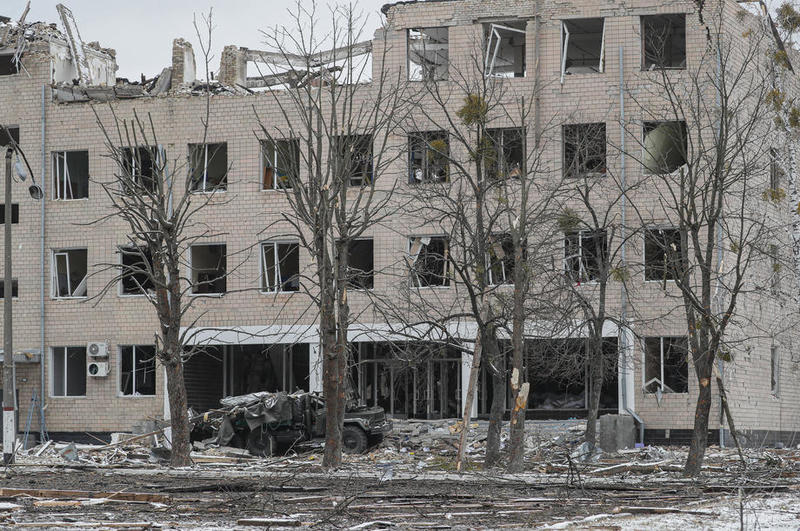 Поврежденное здание после ночного обстрела украинских военных объектов в Броварах под Киевом 1 марта 2022 года / EPA / ТАСС