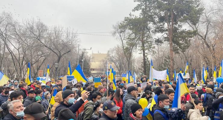 Агрессия РФ: В Алматы почти две тысячи человек поддержали Украину