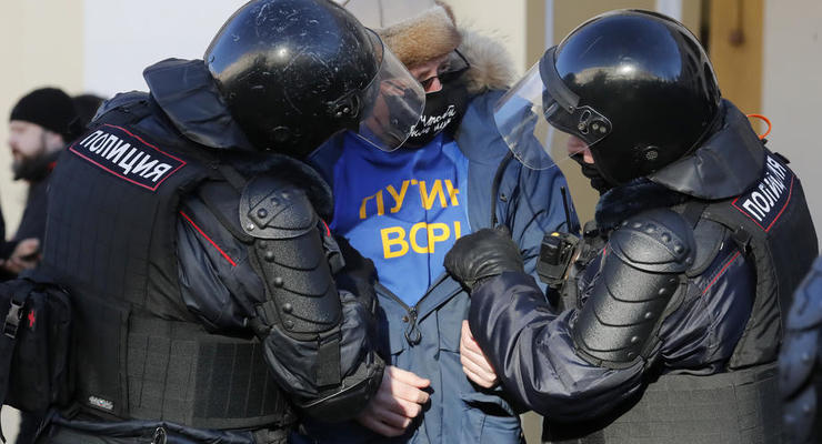 В Москве автозак с задержанными против войны перевернулся - СМИ