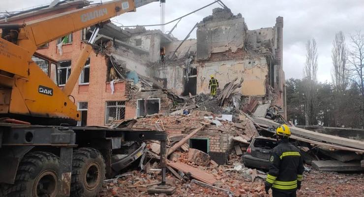 Оккупанты разрушили школу в Чернигове - фото