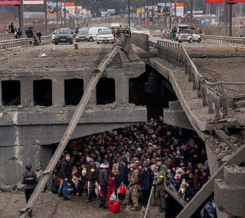 Люди прячутся под разбитым мостом от обстрелов в Ирпене. / Верховная Рада