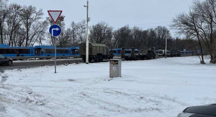 На границе Харьков-Белгород стоят автобусы для беженцев, но выезжать местные не планируют