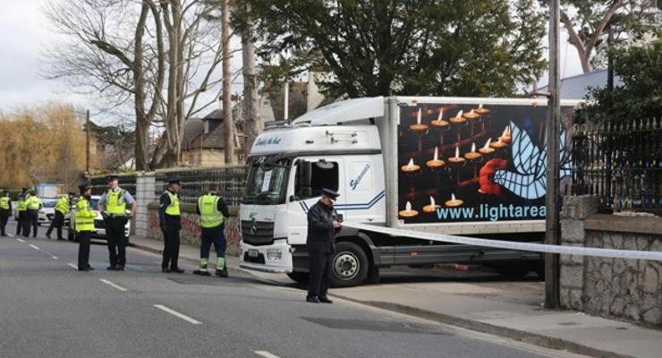 В Дублине грузовик снес ворота посольства России