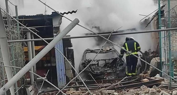 Оккупанты обстреляли жилые дома и склад в Николаеве: есть жертвы