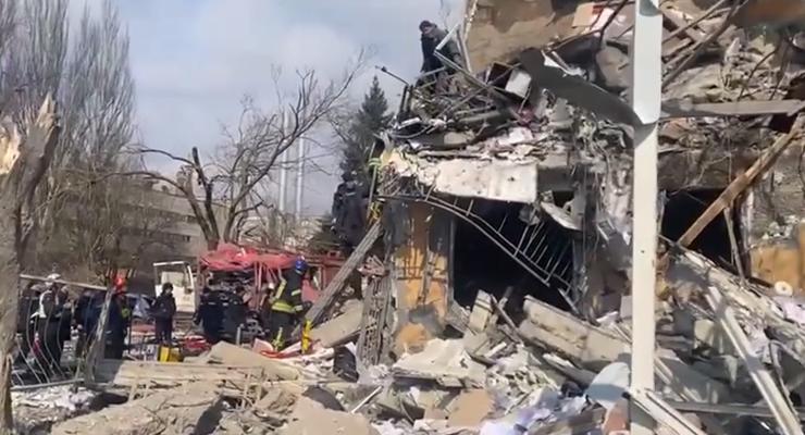 В Мариуполе оккупанты разбомбили здание областного ГСЧС