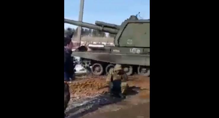 Под Сумами украинцы захватили 3 танка и САУ (видео)