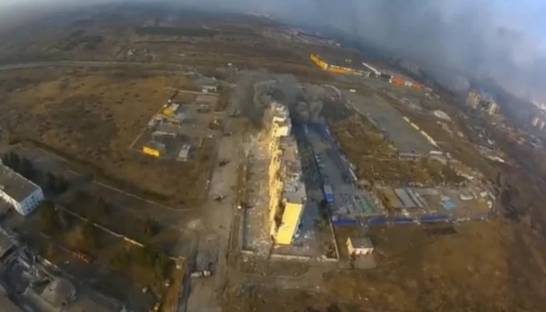 Горящий и полуразрушенный Мариуполь сняли на видео с воздуха