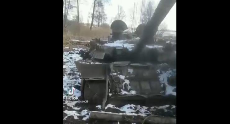 Чернозем не выпустил: На Сумщине в грязи застряли 4 российских танка