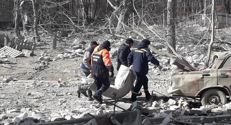 В Чернигове в руинах общежития нашли погибшую семью: Трое — дети