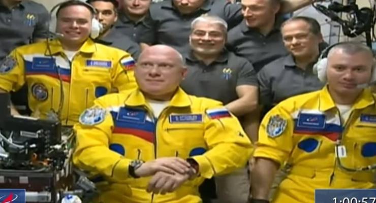 Российские космонавты прибыли на МКС в желто-синем