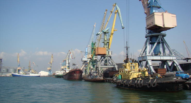 Буксиры РФ выкрали из порта в Бердянске 5 кораблей с украинским зерном