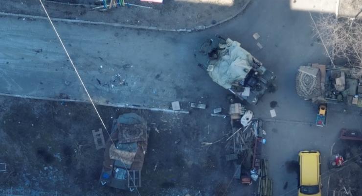 На видео показали, как под Киевом оккупанты воруют ковры