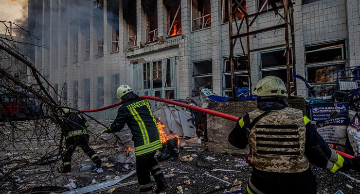 В Киеве в результате обстрелов повреждены ТЦ и многоэтажки