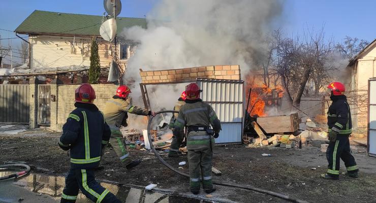 Спасатели показали последствия обстрела Шевченковского района столицы
