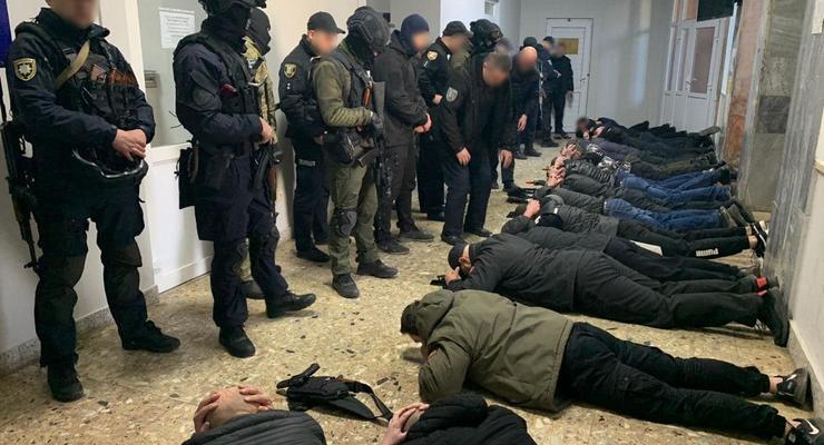 В Мукачевском горсовете полиция задержала 19 мужчин