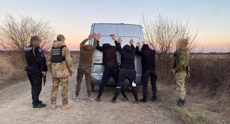 На Закарпатье злоумышленники пытались задавить пограничников микроавтобусом