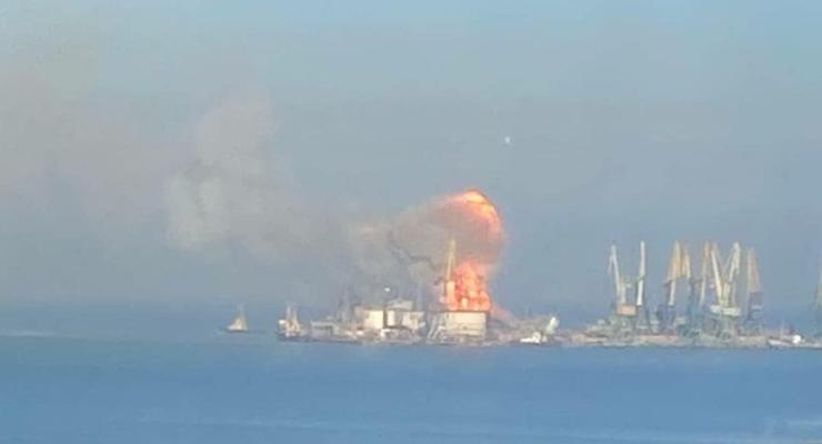 В порту Бердянска уничтожили российский десантный корабль