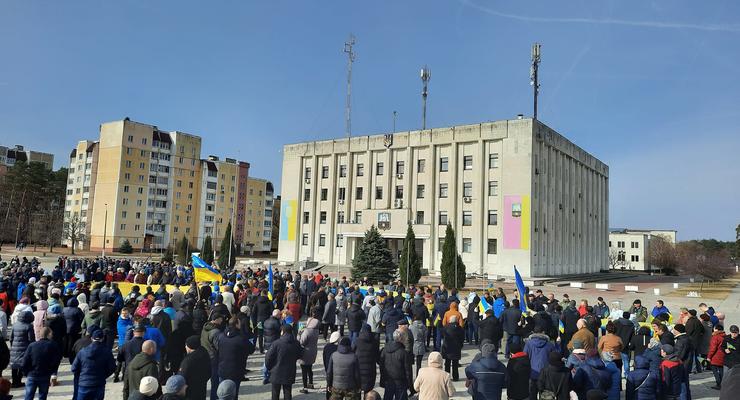 Оккупанты зашли в Славутич, тысячи жителей протестуют