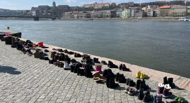 Обувь на берегу Дуная: В Венгрии почтили память погибших в Мариуполе