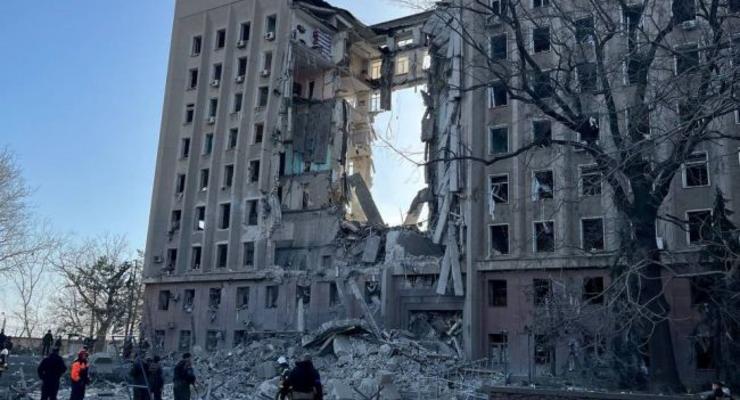 В Николаеве обстреляли здание ОГА: из-под завалов достали 17 человек