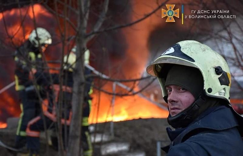 Пожар на нефтебазе / Facebook.com/MNS.GOV.UA