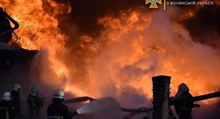 В Луцке 1,5 дня тушили пожар на нефтебазе (видео)