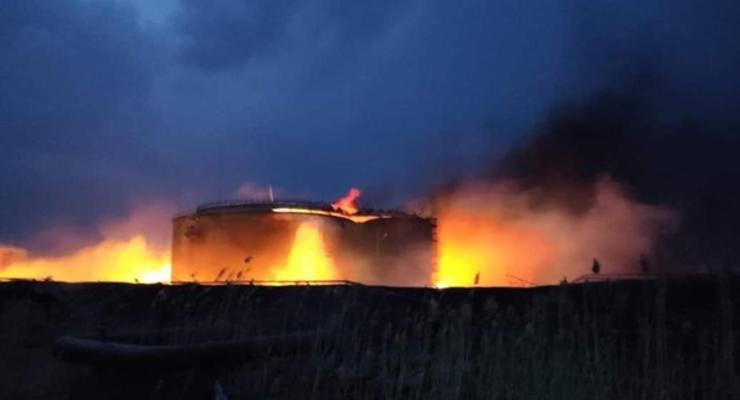 На Луганщине горят нефтебаза, школа и дома