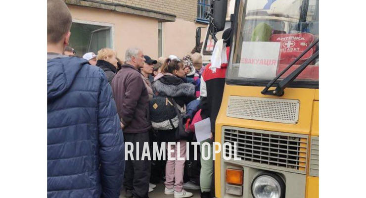 Жителей Мелитополя враг "эвакуирует" только в Крым