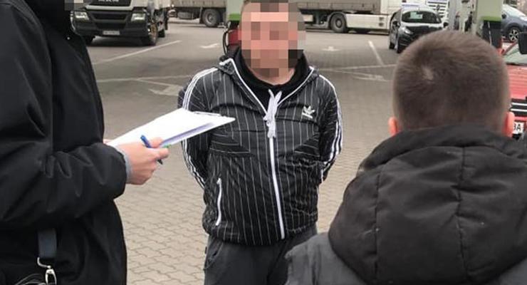 Поездка за границу за $2 тыс: На Львовщине поймали "перевозчика" мужчин