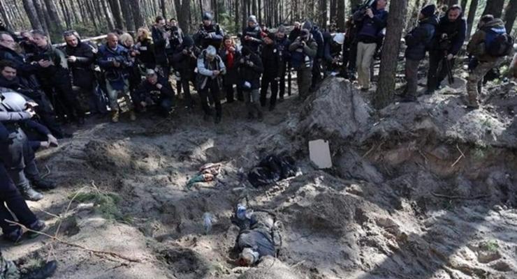 Журналистам показали братскую могилу под Киевом