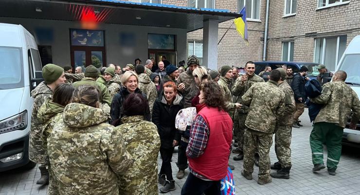 "Били прикладами, держали в яме": Денисова рассказала о пережитом украинскими военными в плену РФ