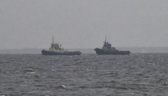 В порту Мариуполя горит и тонет иностранное торговое судно