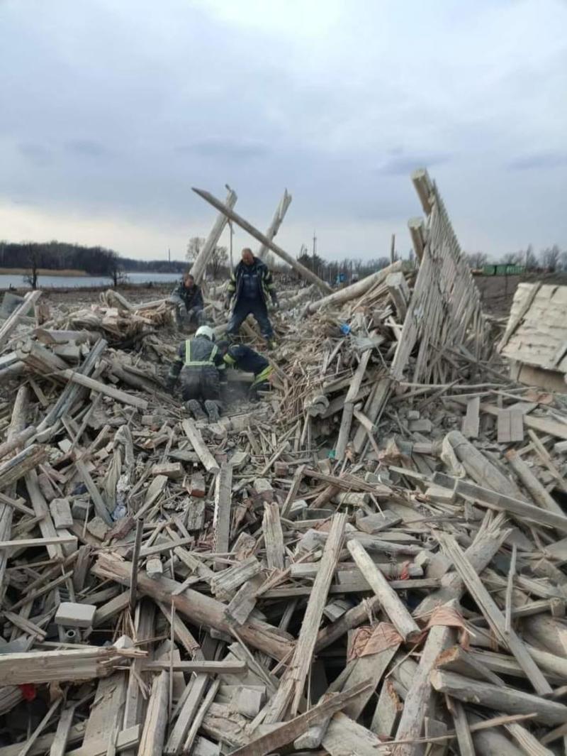 Женщину нашли под разрушенным домом в Рубежном. / МВД / Telegram