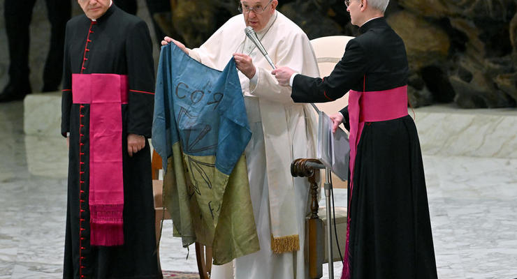Папа Римский осудил резню в Буче и развернул флаг Украины