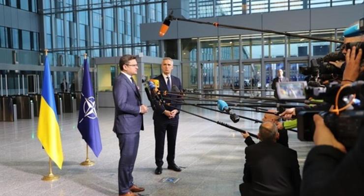 Генсек НАТО и Кулеба обсудили поставки оружия Украине