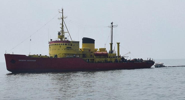 В порту Мариуполя обстрелян гражданский ледокол, есть погибший