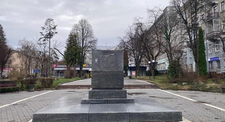 В Тернополе убрали памятник поэту Пушкину