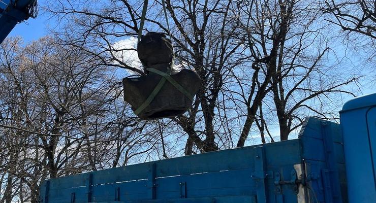 В Ужгороде убрали памятник Пушкину.