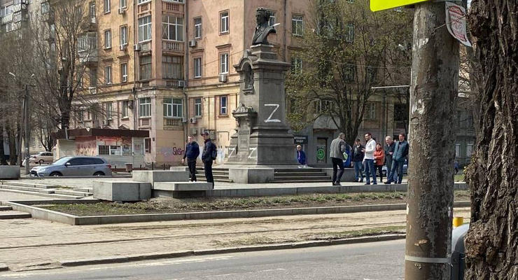 В Днепре разрисовали памятник Пушкина буквами "Z"