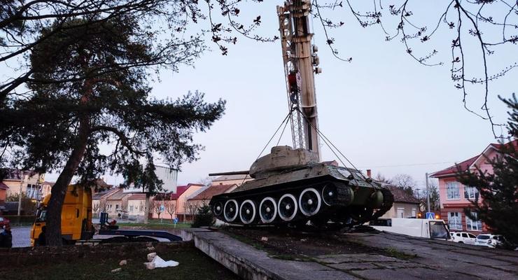 В Мукачево демонтировал танк-памятник Т-34