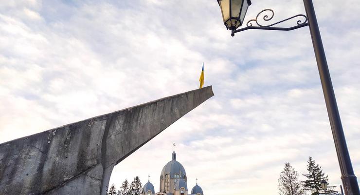 В Тернополе снесли советский самолет-памятник: На его месте флаг Украины