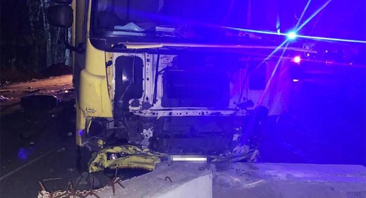 На Хмельнитчине грузовик врезался в блокпост: погиб боец ВСУ