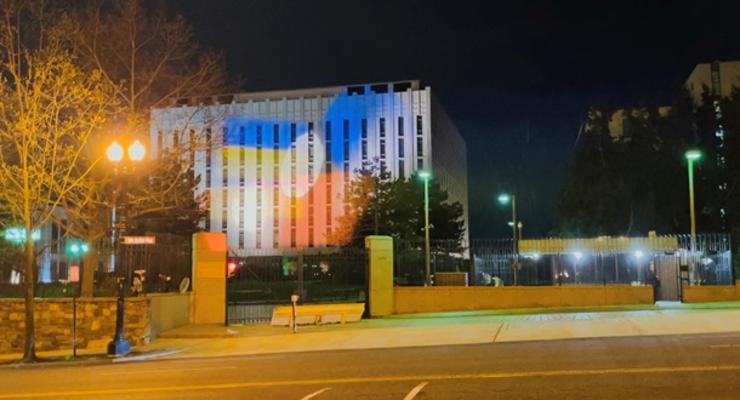 В США на здание посольства РФ вывели флаг Украины