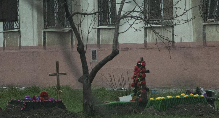В Мариуполе россияне начали раскапывать могилы во дворах