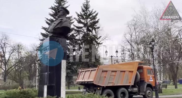 В Харькове военные отправили памятник Жукову на свалку