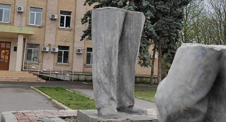В оккупированном Геническе захватчики склеили и поставили памятник Ленину