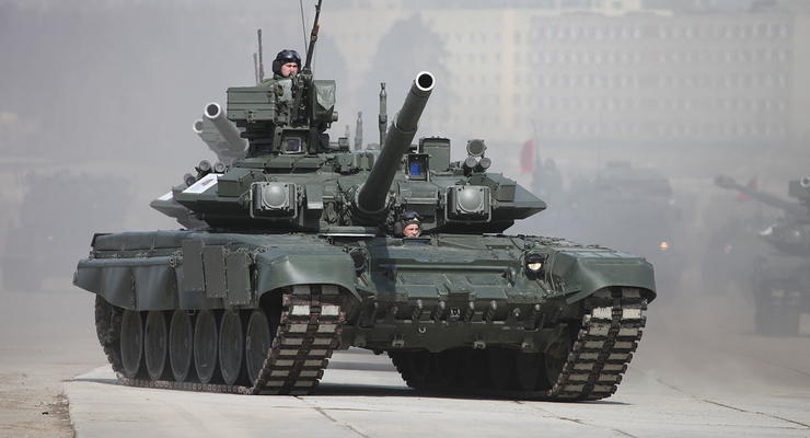 Своих бросаем: На видео показали, как танк РФ переехал своего солдата